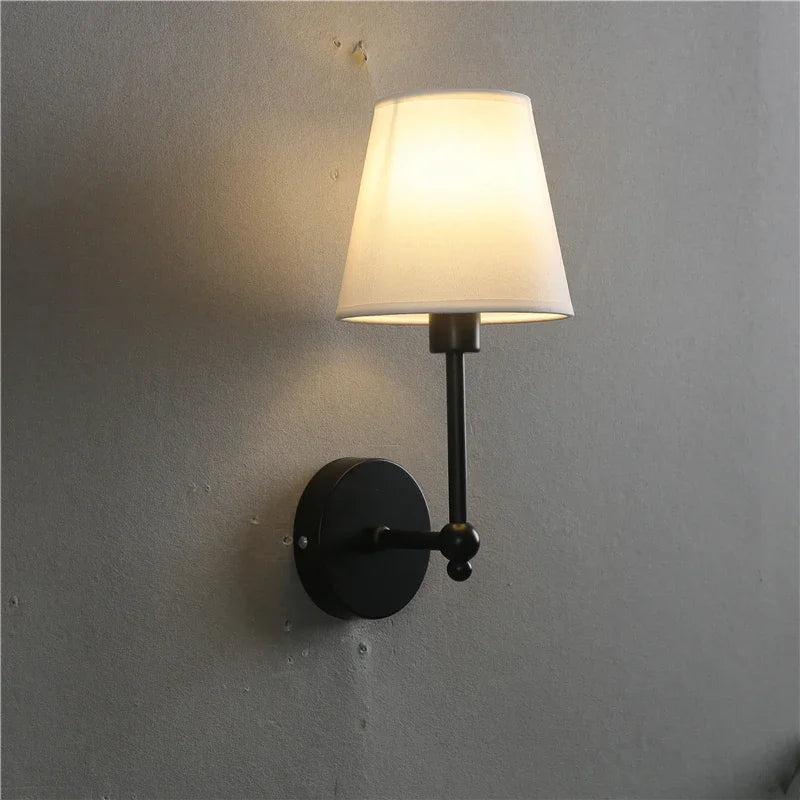 Luminária de Parede Retro Americana em LED - Arandela Dourada Cúpula Cônica Tecido Cru Retro